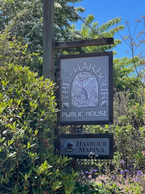 Harbour Public House Restaurant sign